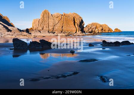 Strand in La Arnia. Die Klippen von Liencros. Gemeinde Piélagos in der Autonomen Gemeinschaft Kantabrien, Spanien, Europa Stockfoto