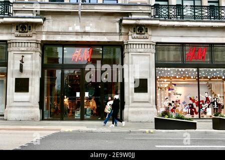 Zwei junge Frauen, die am zweiten Weihnachtsfeiertag 2020 an einem geschlossenen H&M-Shop, Regent Street, vorbeilaufen. Nicht-wesentliche Einzelhandelsgeschäfte sind wegen Pandemie covid19 geschlossen. VEREINIGTES KÖNIGREICH Stockfoto