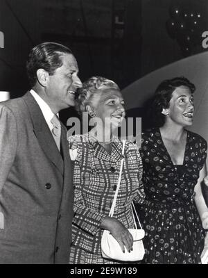 Nancy Davis mit Pater Dr. Loyal Davis und Mutter Edith Davis. Stockfoto