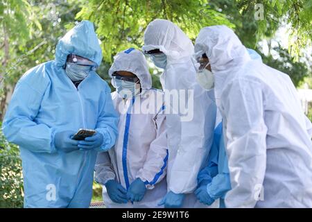 Die Ärzte tragen PPE und führen ein Gespräch im Freien Stockfoto