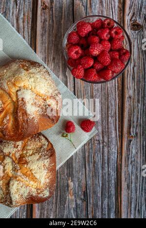 Blätterteig mit Beeren gefüllt, Schüssel mit Himbeeren. Süßes Gebäck. Selektiver Fokus Stockfoto