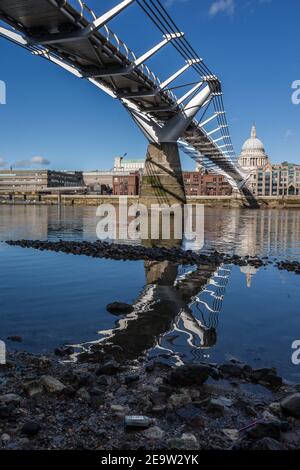 Absperrung und Spiegelung der Millennium-Brücke in der themse in London. Stockfoto