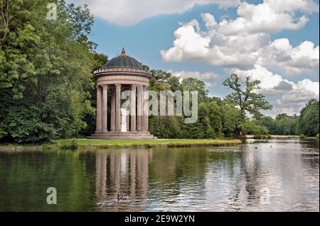 München, 4. August 2019: Schlosspark Nymphenburg Monopteros Stockfoto