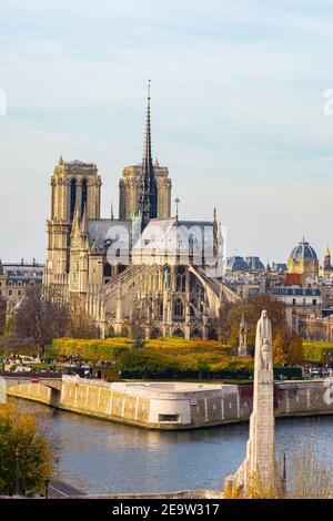 Foto aus dem 6th. Stock des IMA (Institut du Monde Arabe), Paris. Blick auf die Kathedrale Notre Dame (vor dem Feuer) und die Sainte-Geneviève-Statue. Stockfoto