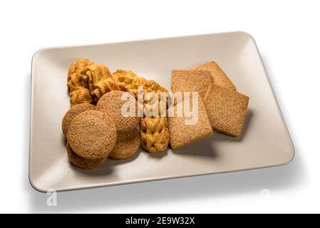 Glutenfreie Kekse, verschiedene Arten von italienischen Keksen in der Platte isoliert auf dem weißen Stockfoto