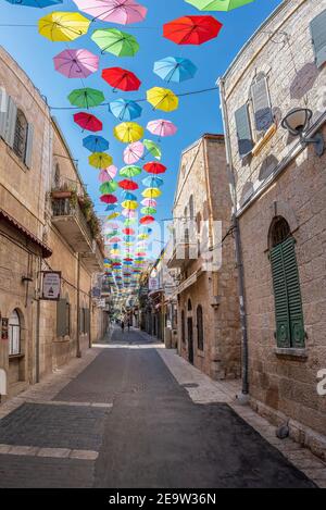 Jerusalem, Israel - 16th. Juli 2020: Yoel Moshe Solomon Street, dekoriert mit bunten Regenschirmen, mit Einheimischen und Besuchern, im historischen Nachalat Stockfoto