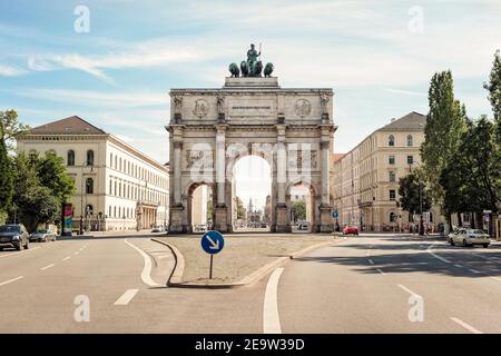 München, 8. August 2019: Der Siegestor ist ein beeindruckender Triumphbogen in München. Auf der Spitze sieht man eine Löwenquadriga mit Ba Stockfoto