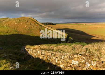 Blick nach Westen in Richtung Cuddy's Crags aus der Nähe von Milecastle 37 auf Housesteads Crags, Hadrian's Wall, Northumberland, Großbritannien Stockfoto