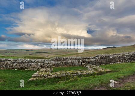 Blick nach Norden über Turret 41A auf Cawfield Crags, in der Nähe von Caw Gap, Hadrian's Wall, Northumberland, Großbritannien Stockfoto