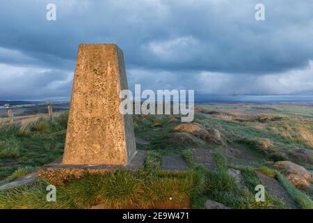 Der Trig Point bei Sonnenaufgang auf Winshield Crags, Hadrian's Wall, Northumberland, Großbritannien Stockfoto