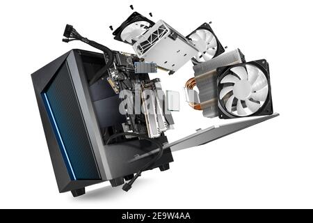 Fliegende Teile eines modernen Computers. Hardware Komponenten Mainboard cpu Prozessor Grafikkarte RAM Kabel und Lüfter fliegen aus schwarz blauen PC cas Stockfoto