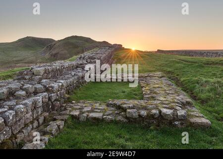 Sonnenaufgang am Turret 41A, in der Nähe von Caw Gap - Cawfield Crags, Hadrian's Wall, Northumberland, Großbritannien Stockfoto