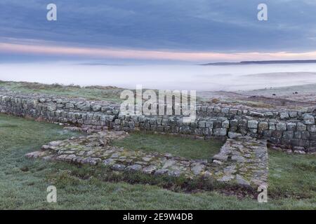 Turret 41A in der Nähe von Caw Gap - Cawfield Crags - im Morgengrauen, Hadrian's Wall, Northumberland, Großbritannien Stockfoto