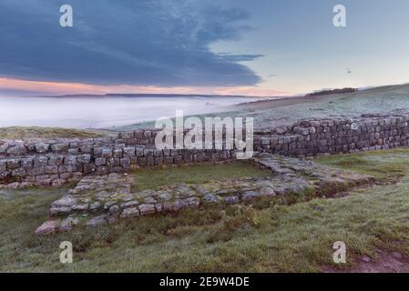 Turret 41A in der Nähe von Caw Gap - Cawfield Crags - im Morgengrauen, Hadrian's Wall, Northumberland, Großbritannien Stockfoto