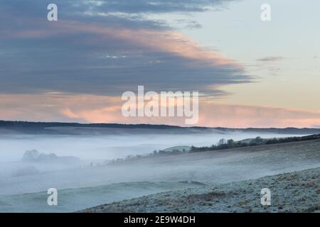 Niedrig liegender, frühmorgendlicher Nebel bei Cawfield Crags, Hadrian's Wall, Northumberland, Großbritannien Stockfoto