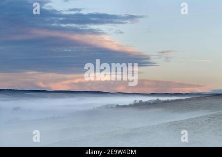 Niedrig liegender, frühmorgendlicher Nebel bei Cawfield Crags, Hadrian's Wall, Northumberland, Großbritannien Stockfoto