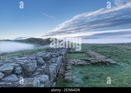 Turret 41A in der Nähe von Caw Gap - Cawfield Crags - im Morgengrauen, Hadrian's Wall, Northumberland, Großbritannien Stockfoto