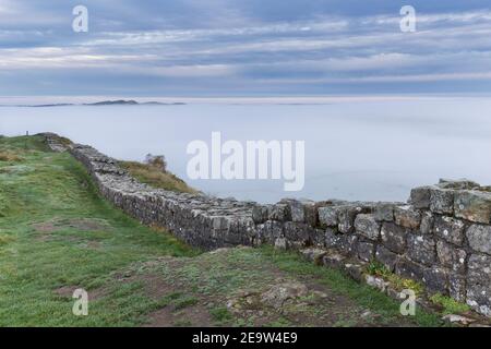 Niedrig liegender, frühmorgendlicher Nebel bei Cawfield Crags, Hadrian's Wall, Northumberland, Großbritannien Stockfoto