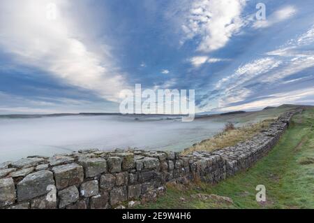 Niedrig liegender, frühmorgendlicher Nebel bei Cawfield Crags, Hadrian's Wall, Northumberland, Großbritannien Stockfoto