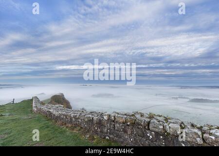 Niedrig liegender, frühmorgendlicher Nebel bei Cawfield Crags, Hadrian's Wall, Northumberland, Großbritannien Stockfoto