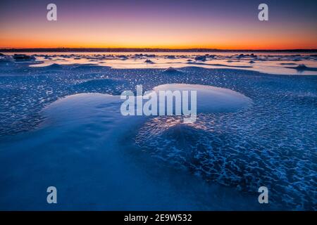 Winterlandschaft mit Eisformationen bei Sonnenaufgang in Kureskjæret am Oslofjord, Moss kommune, Østfold, Norwegen Stockfoto