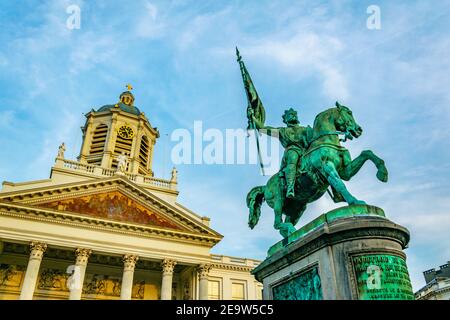 Kirche Saint Jacques sur Coudenberg und Statue von godefroid de Bouillon in Brüssel, Belgien Stockfoto