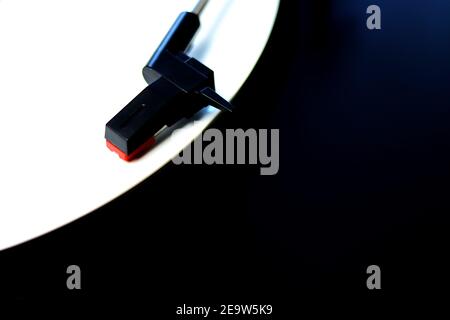 Weiße Vinyl-Schallplatte dreht sich auf einem Plattenspieler - Grammophonnadel - Ansicht von oben Stockfoto
