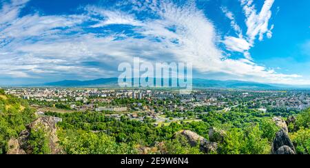 Rodopi Berge hinter der bulgarischen Stadt Plovdiv gesehen Stockfoto