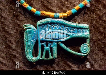 Ägypten, Kairo, Tutanchamon Schmuck, aus seinem Grab in Luxor : Ein blauer Fayence Pectoral in Form eines Udjat-Auges. Stockfoto