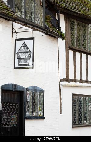 WARWICK, Großbritannien - 15. Februar 2013. Außenansicht der Thomas Oken Tea Rooms, einem malerischen englischen Teeladen im historischen Stadtzentrum von Warwick, Warwickshire Stockfoto