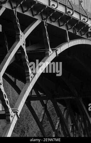 TELFORD, Großbritannien - 18. Februar 2013. Die Eiserne Brücke, die erste gusseiserne Bogenbrücke, die zu Beginn der industriellen Revolution gebaut wurde. Ironbridge Gorge, T Stockfoto