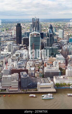 LONDON, Großbritannien - 03. Juli 2013. Luftaufnahme von Wolkenkratzern einschließlich des Walkie Talkie-Gebäudes in der City of London, dem Finanzviertel im Zentrum von L Stockfoto