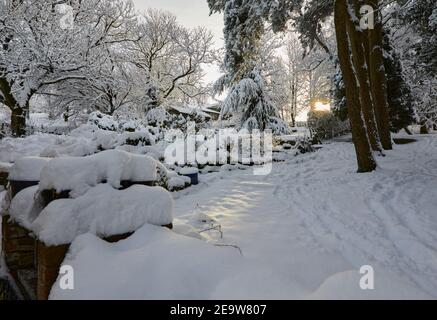 Morgen und ein weiterer schwerer Schneefall bedeckt den Moorland-Kleingarten Stockfoto