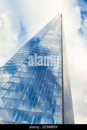 LONDON, Großbritannien - 03. Juli 2013. The Shard. Blauer Himmel spiegelt sich auf der Glasfassade eines berühmten Wolkenkratzers im Zentrum von London, Großbritannien Stockfoto