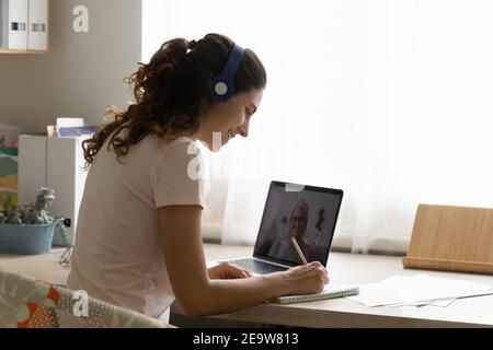 Fleißige Frau Student immer Bildung in der Ferne mit modernen Tech Stockfoto