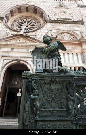 Engel hält ein Schild mit Colleoni Wappen als Dekoration des Zauns der Kathedrale von Bergamo, Lombardei, Italien Stockfoto