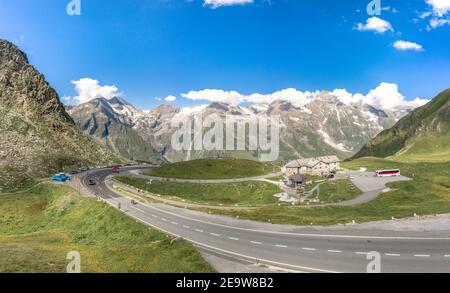 Luftdrohne Aufnahme von Restaurant auf Hochalpenstraße auf Großglockner Berg in Österreich Stockfoto