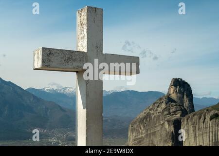 Überqueren Sie das Kloster der Heiligen Dreifaltigkeit in Meteora ( Μετέωρα ) mit Blick auf schneebedeckte Berge, Thessalien, Griechenland Stockfoto