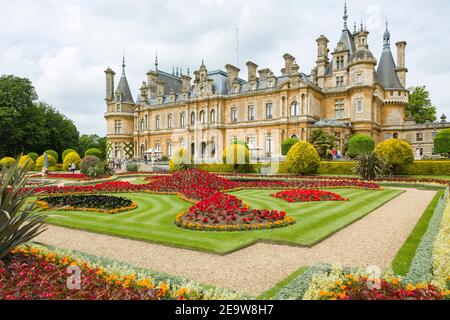 BUCKINGHAMSHIRE, Großbritannien - 25. Juni 2015. Waddesdon Manor House and Gardens, ein englisches Landhaus in Buckinghamshire, Großbritannien Stockfoto