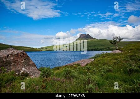 Blick über Loch Lurgainn zum Stac Pollaidh Mountain, Assynt, Schottland Stockfoto