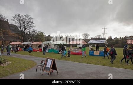 Portobello, Edinburgh, Schottland, Großbritannien. 6th. Februar 2021. Dreary and Cool bei unter 4 Grad für diejenigen, die den Markt in Brighton Place besuchen, wo Händler derzeit nur erlaubt sind, Lebensmittel und Getränke Produkte aufgrund der Covid-19 Einschränkungen zu verkaufen. Stockfoto