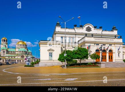 Nationalversammlung der Republik Bulgarien und Aleksandar Nevski kathedrale in Sofia Stockfoto