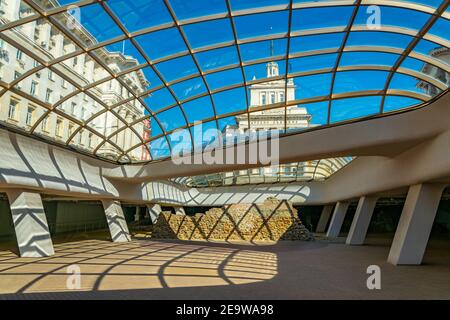 Blick auf das alte bulgarische parlament von der serdika U-Bahn-Station Stockfoto