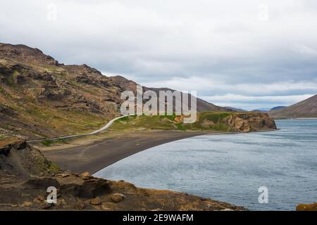 Straße entlang See Kleifarvatn in Süd-Island auf einem bewölkten Sommertag Stockfoto