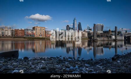 Ein gespiegelter Panoramablick auf die Stadt London von der anderen Seite der themse. Stockfoto