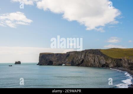 Klippen der Halbinsel Dyrholaey im Süden Islands Stockfoto