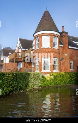 Bourne End, Buckinghamshire, Großbritannien. 6th. Februar 2021. Nach einer anhaltenden Regenperiode in der vergangenen Woche gibt es für die Themse am Bourne End eine Hochwasserwarnung. Der Thames Path ist überflutet, ebenso wie die Gärten von Anwesen in der Nähe der Themse. Obwohl der Wasserstand ein wenig gesunken ist, wird erwartet, dass sich die Überschwemmung von Grundstücken, Straßen und Ackerland fortsetzt. Quelle: Maureen McLean/Alamy Live News Stockfoto