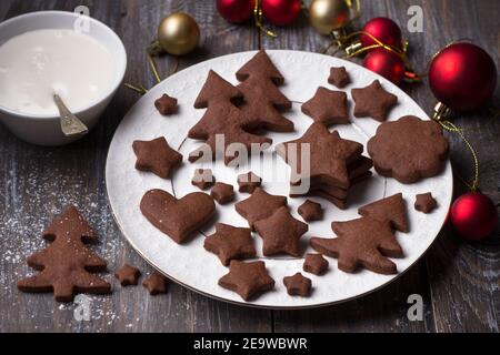 Hausgemachte Weihnachtsschokolade gewürzte Kekse mit Zucker-Vereisung zur Dekoration auf einem Holztisch, Draufsicht, horizontal Stockfoto