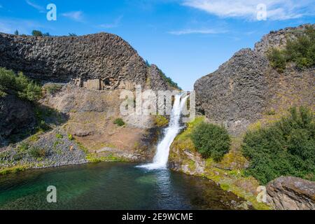 Gjarfoss Wasserfall in Gjain im Süden Islands auf einem sonnigen Sommertag Stockfoto