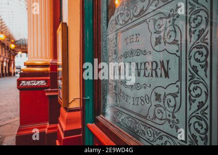 London UK Januar 2021 Londons berühmtes Pub Lamb Tavern, im Leadenhall Markt, ist während der nationalen Sperrzeit geschlossen Stockfoto